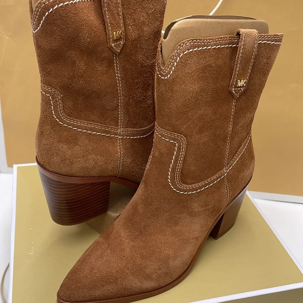 Michael Kors WAVERLY HEELED BOOTIE JUNGLE SUEDE
49F4WVME6S
LUGGAGE - Picture 9 of 16